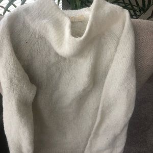 White eyelash sweater Stand-up ribbed round collar
Long sleeves